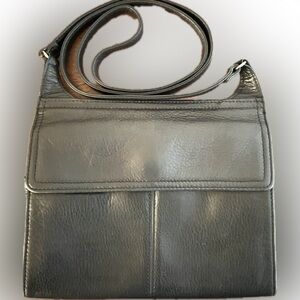Fossil Crossbody Bag. Leather 7x8.25x3 Strap 22” drop.Nice preowned condition.